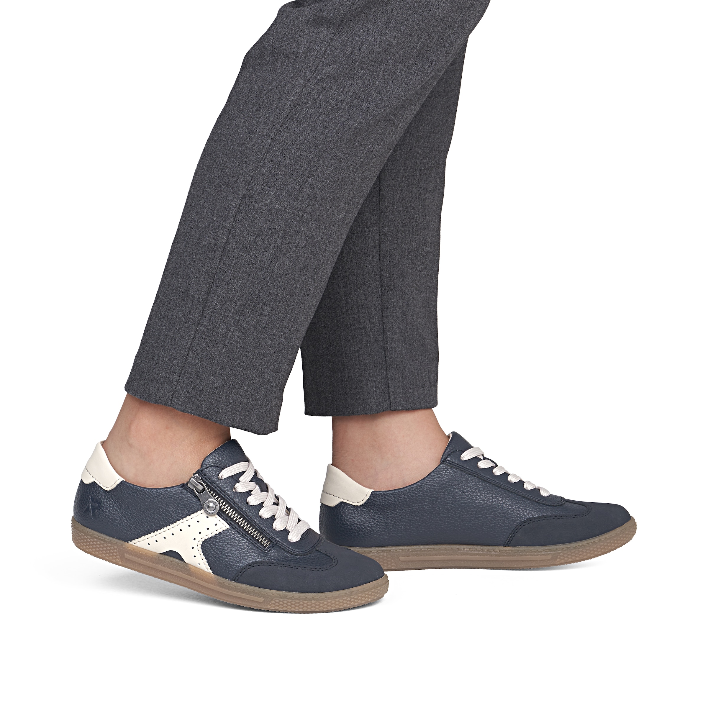 Baskets basses Rieker en bleu : devant
