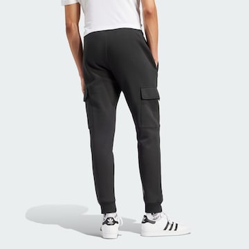 ADIDAS ORIGINALS Tapered Cargobroek 'Trefoil Essentials' in Zwart