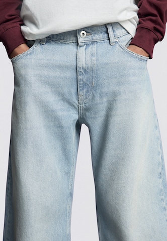 Barrel Jeans de la Bershka pe albastru