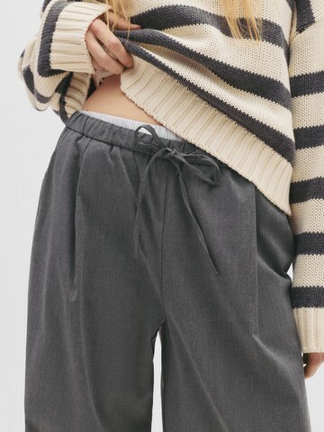 Loosefit Pantalon à pince Pull&Bear en gris