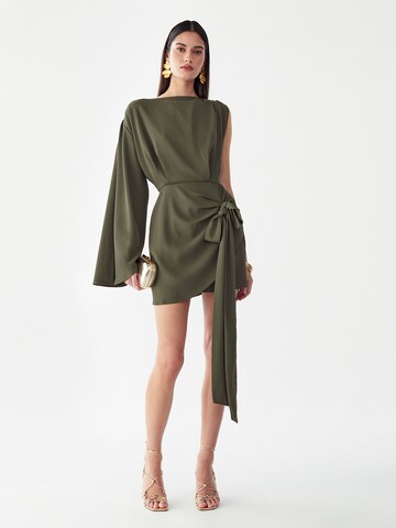 Rochie 'Fiora' de la BWLDR pe verde