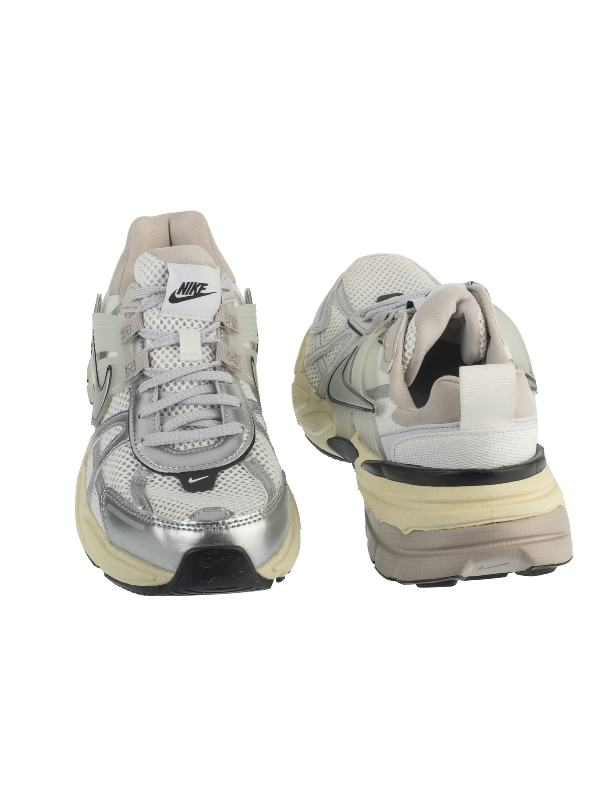 NIKE Sneaker 'V2K' in Grau