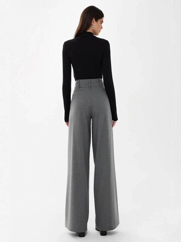 Hiccup - Perna larga Calças com pregas em cinzento