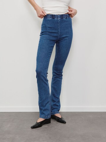 RÆRE by Lorena Rae - Slimfit Vaquero 'Anaida' en azul: frente