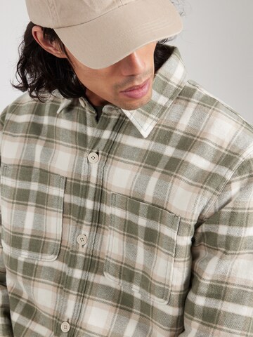 HOLLISTER - Ajuste regular Camisa en verde