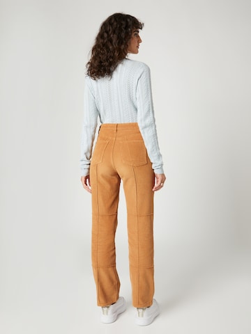 florence by mills exclusive for ABOUT YOU Normalny krój Spodnie 'Foxglove' w kolorze brązowy