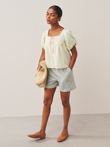 Next Regular Shorts in Grün