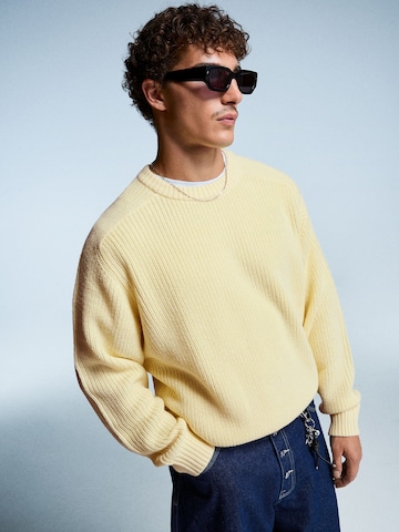 Bershka Pulóver - sárga: elől