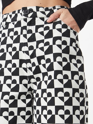 Regular Pantaloni de la Monki pe negru