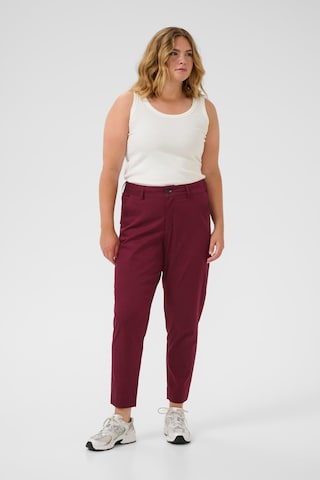 Coupe slim Pantalon chino 'Leana' KAFFE CURVE en rouge