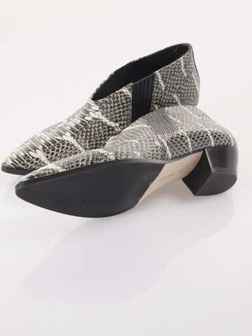 Aeyde Flats & Loafers in 37 in Grey