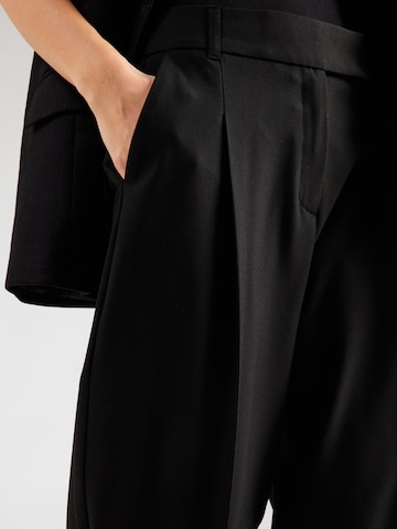 s.Oliver BLACK LABEL - Pierna ancha Pantalón plisado en negro
