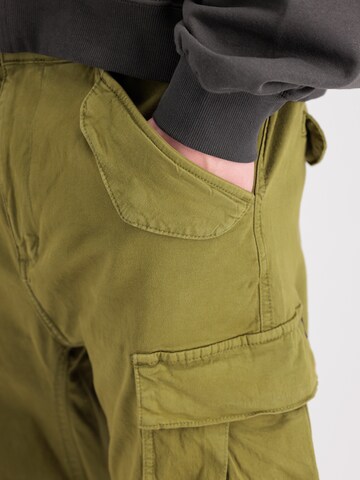 ALPHA INDUSTRIES - Tapered Calças cargo em verde