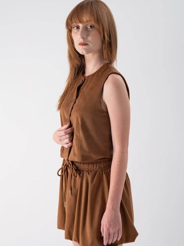 MND - Chaleco en marrón