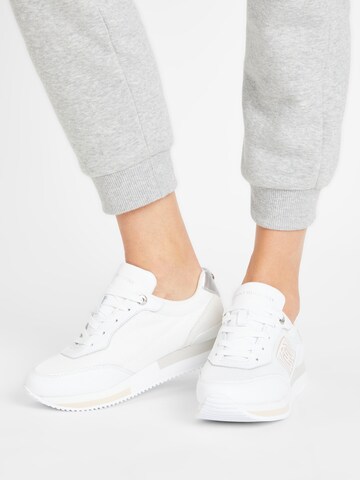 Baskets basses TOMMY HILFIGER en blanc : devant