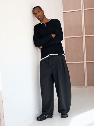 BershkaBarrel Hlače s naborima - crna boja