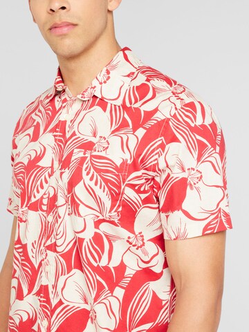 Coupe regular Chemise GAP en rouge