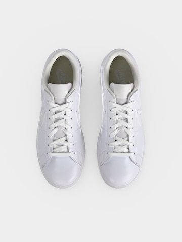 Baskets basses 'CLASSIC' Nike Sportswear en blanc