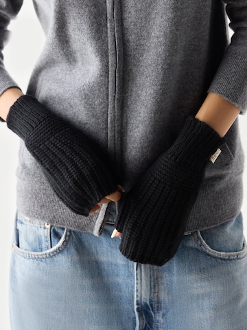 GOBI Cashmere Torgvantar 'Rib-Knit Cashmere Gloves' i svart: framsida