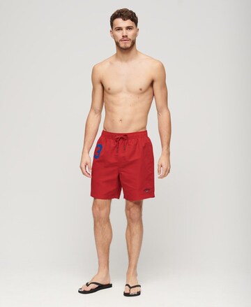 Superdry Badeshorts in Rot