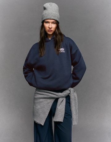 BershkaSweater majica - plava boja: prednji dio