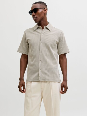 Coupe regular Chemise JACK & JONES en beige : devant