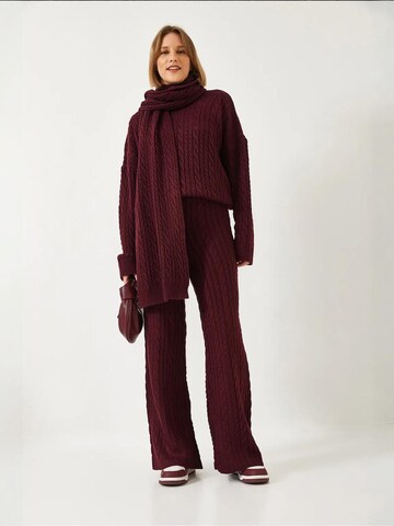 Completo pantalone di Bianco Lucci in rosso: frontale