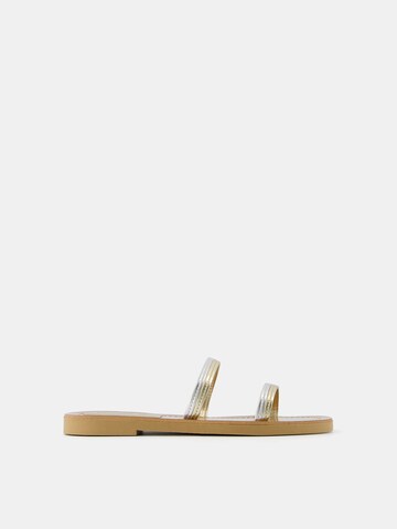 Bershka Pantolette in Gold