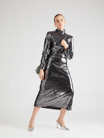 Sisley Koktejlové šaty – stříbrná