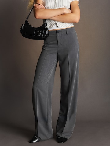 Bershka Szeroka nogawka Spodnie w kant w kolorze szary: przód