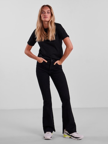 PIECES Flared Jeans 'Peggy' in Schwarz