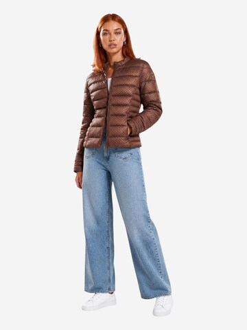 GUESS Winterjas 'W6YL16 W2891' in Bruin