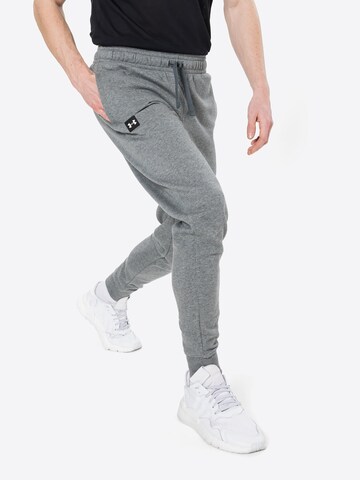 Effilé Pantalon de sport 'Rival' UNDER ARMOUR en gris : devant