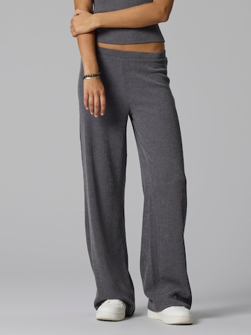 Loosefit Pantaloni di LMTD in grigio: frontale