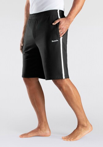 BENCH Regular Shorts in Schwarz