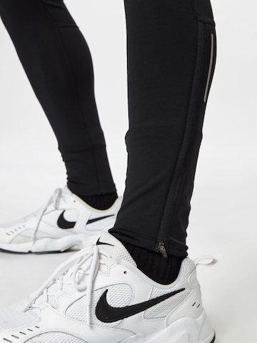 Skinny Pantalon de sport 'Challenger' NIKE en noir