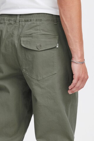 !Solid Regular Pleat-Front Pants 'Dylan' in Green