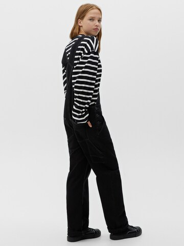 Salopeta de la Pull&Bear pe negru