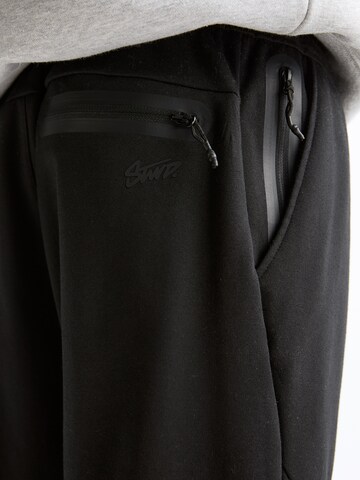 Pull&Bear Tapered Trousers in Black