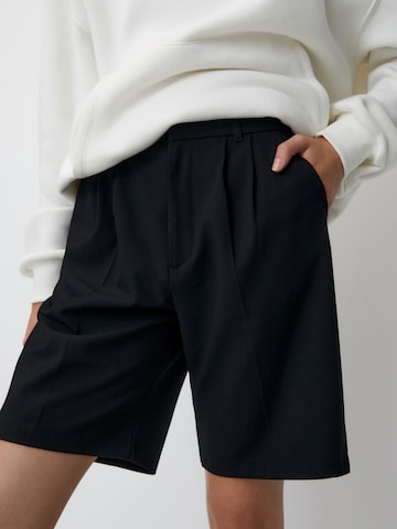 Pull&Bear Regular Pleat-front trousers in Black
