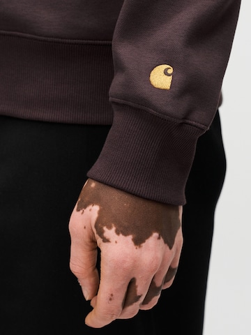 Carhartt WIP Tréning póló 'Chase' - barna