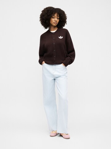 ADIDAS ORIGINALS - Casaco de malha 'Essentials' em castanho