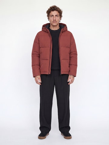 Geacă outdoor 'Jack & Jones Geaca barbati, cu gluga, Regular fit, JJGALAXY, Caramiziu' de la JACK & JONES pe roșu