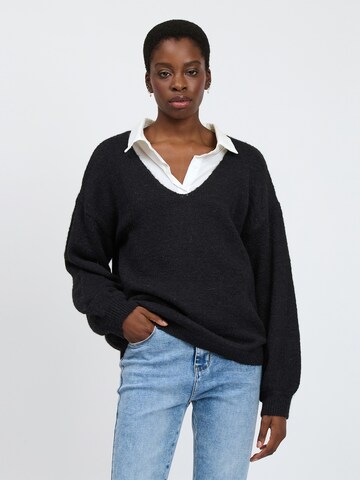 Influencer Sweater in Black: front