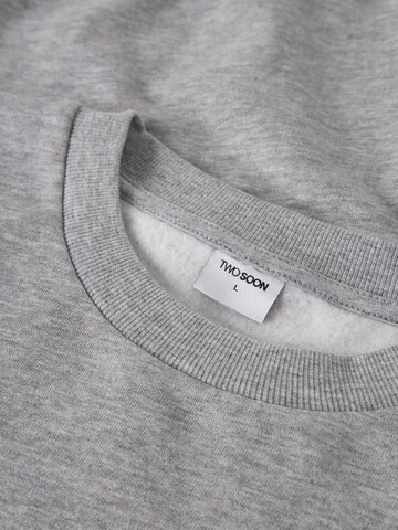 Sweat-shirt TWO SOON en gris