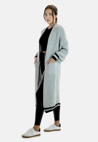 Cappotto in maglia di Elara in grigio