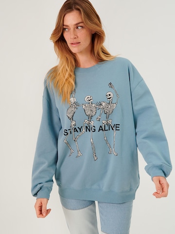 Sweat-shirt 'Hamza' ABOUT YOU x Swalina&Linus en bleu