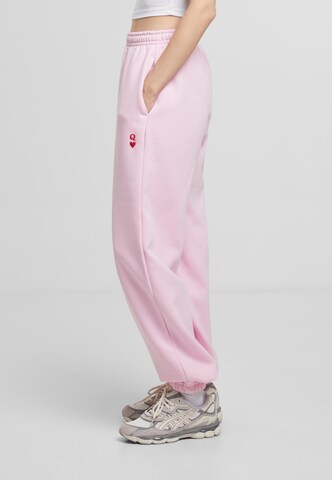 Mister Tee Дънки Tapered Leg Панталон 'Real Queen' в розово
