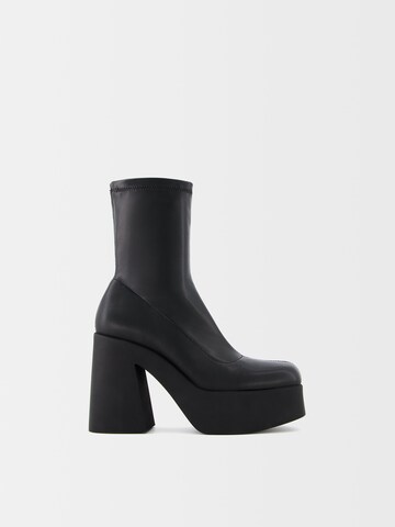 Botine de la Bershka pe negru