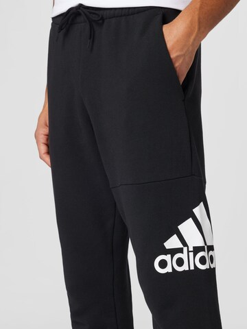 ADIDAS SPORTSWEAR Дънки Tapered Leg Спортен панталон 'Essentials' в черно